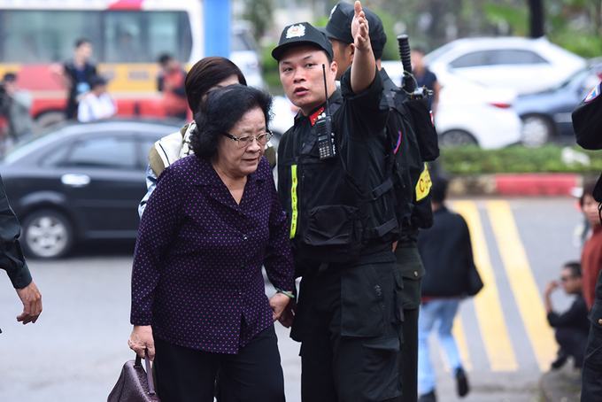 Nhiều lớp cảnh sát tại phiên xét xử vụ án đánh bạc chục nghìn tỷ