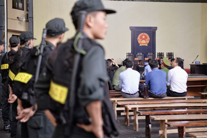 Nhiều lớp cảnh sát tại phiên xét xử vụ án đánh bạc chục nghìn tỷ