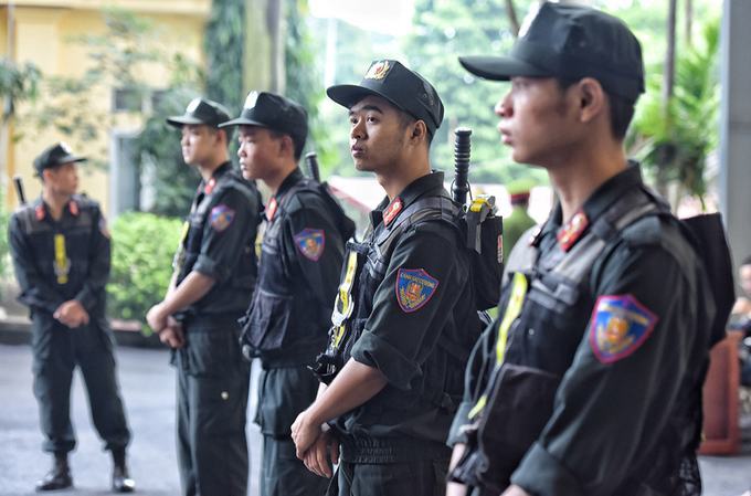 Nhiều lớp cảnh sát tại phiên xét xử vụ án đánh bạc chục nghìn tỷ