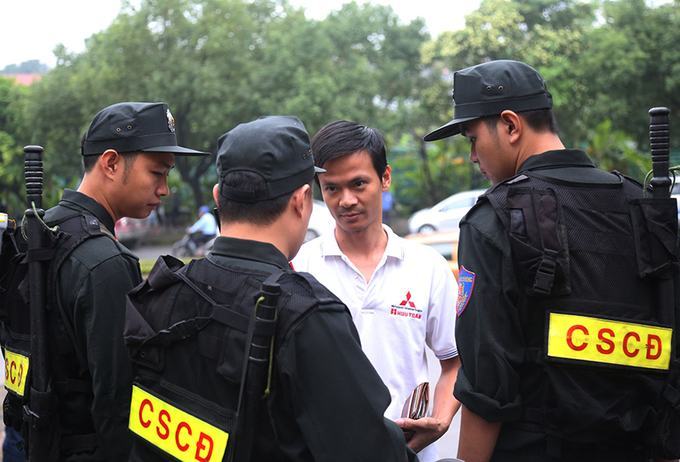 Nhiều lớp cảnh sát tại phiên xét xử vụ án đánh bạc chục nghìn tỷ