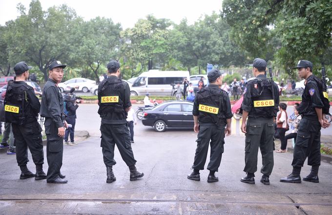 Nhiều lớp cảnh sát tại phiên xét xử vụ án đánh bạc chục nghìn tỷ