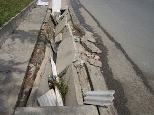 Nhiều nắp cống bị vỡ ở làng ĐH