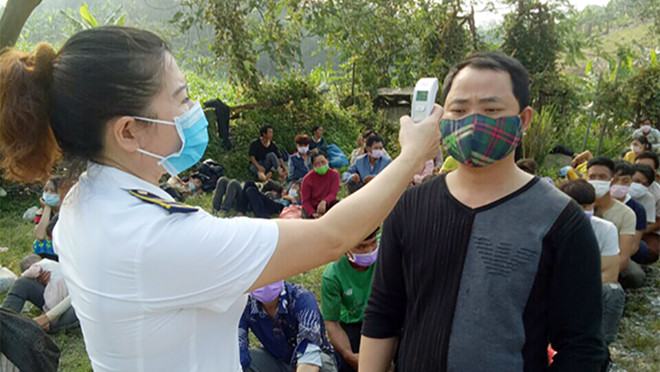 Lao động Việt Nam từ Trung Quốc về nước được kiểm tra y tế trước khi đưa đi cách ly tập trung phòng dịch Covid-19 /// Ảnh Khánh Vân