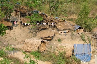 Nhiều nơi bán trú cho học sinh vẫn là lều, lán