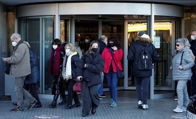 Người dân đeo khẩu trang bên ngoài một bệnh viện ở Badalona - Tây Ban Nha hôm 8-1 Ảnh: REUTERS