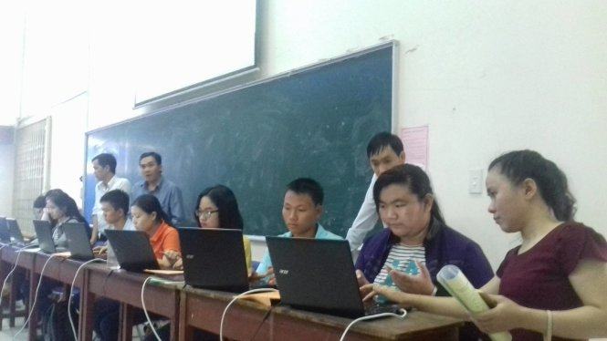 Nhiều thí sinh bất ngờ vì trường không nhận hồ sơ giấy