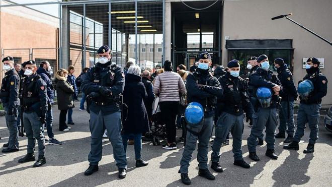Cảnh sát giữ gìn trật tự bên ngoài nhà tù SantAnna ở thành phố Modena của Ý /// AFP