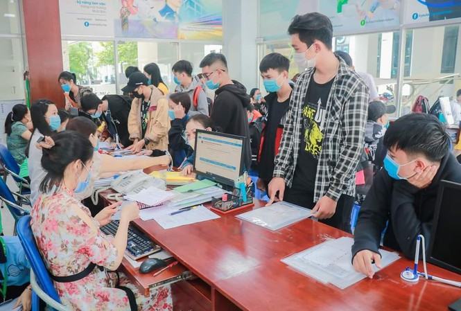 Nhiều trường đại học bắt đầu cho thí sinh nhập học