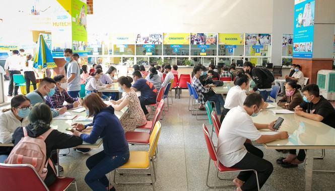 Nhiều trường đại học bắt đầu cho thí sinh nhập học - ảnh 1