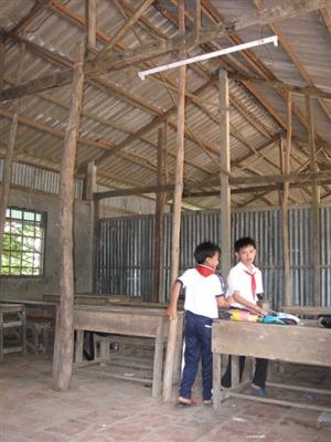 Trụ chống sập trong lớp học ở trường Mỹ Bình 1