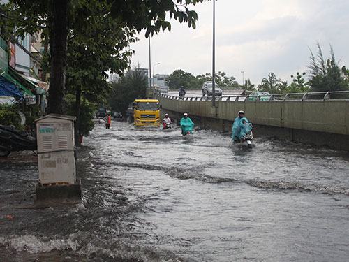 Nhiều tuyến đường chưa thoát ngập