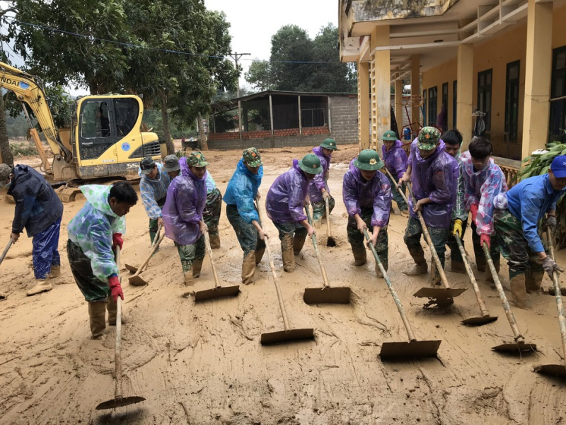 Nhìn trường vùng cao tan hoang sau lũ, giám đốc sở GD-ĐT bật khóc - ảnh 12