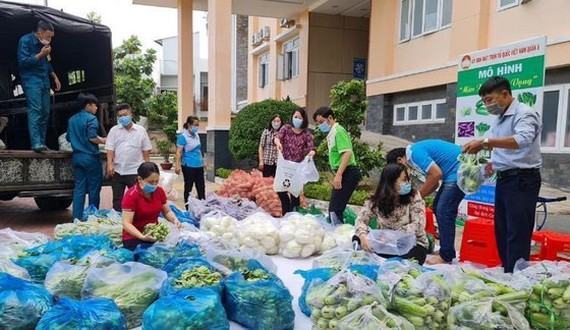  Trong những ngày qua, hàng tấn nhu yếu phẩm được chuyển đến hỗ trợ cho người dân trong khu phong tỏa ở TPHCM. Ảnh: MINH NGUYỆT 