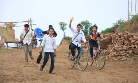 Nhọc nhằn chở chữ qua sông