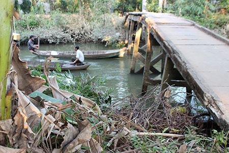 Nhọc nhằn qua sông “kiếm chữ”