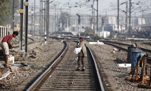 Đường ray tàu lửa tại New Delhi, Ấn Độ năm 2014. Ảnh: Reuters.