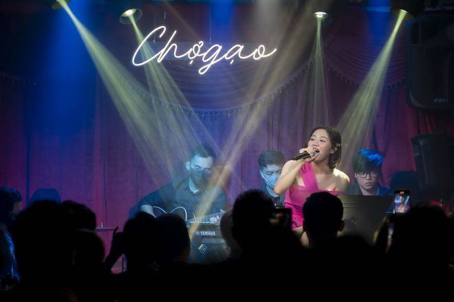 Không gian âm nhạc vừa gần gũi vừa trẻ trung của Chợ Gạo tạo nên sức hút với khán giả /// Ảnh: C.G.T