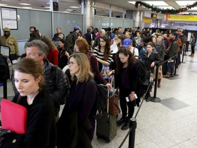 Khách du lịch tại một điểm kiểm tra an ninh ở sân bay La Guardia, New York (Mỹ) /// Ảnh: Reuters