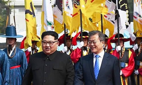 Ông Kim Jong-un (áo đen) và ông Moon Jae-in gặp nhau ở Panmunjom. Ảnh: Yonhap.