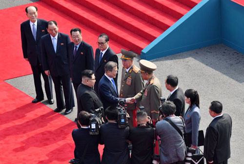 Ông Moon Jae-in bắt tay các tướng quân đội trong phái đoàn Triều Tiên. Ảnh: Korea Herald.