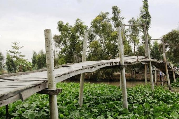 Cây cầu gỗ ọp ẹp sẽ chỉ còn trong ký ức của bà con.