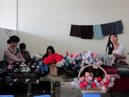 Những cô gái thích may vá thêu thùa