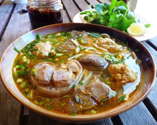 Bún Bò  Bún bò Nha Trang có sợi bún to, hòa lẫn trong thứ nước canh mang hương vị rất đậm đà, thơm mùi mắm ruốc, sóng sánh nổi váng màu vàng của ớt, đủ để làm thực khách phải xuýt xoa và đã đời vì cái vị cay nồng. Bên cạnh đó, một tô bún bò còn trở nên phong phú hơn nhờ có thêm tiết luộc, khoanh giò heo hoặc một khúc đầu móng giò béo ngậy.  Địa chỉ tham khảo:  Bún bò O Thi đường Phan Chu Trinh  Bún bò số 10  57 Lê Thành Phương  Bún bò Nam Giao 4B chung cư Phan Bội Châu  Bún bò 116 Bạch Đằng với Ngô Đức Kế