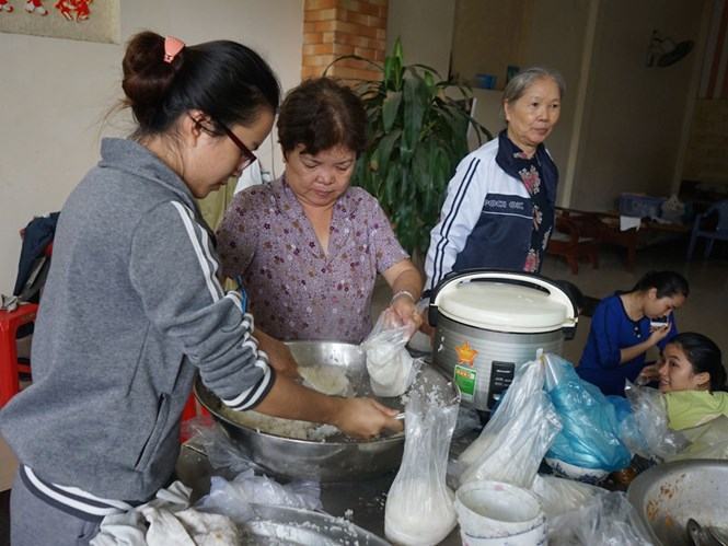 Cảnh nấu cơm, kho thịt cho bà con vùng lũ ở khu phố nhà chị Yến /// Ảnh: Tâm Ngọc