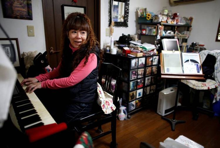 Hiromi Tanaka, 54 tuổi vẫn ở chung với bố mẹ. Ảnh: Reuters.