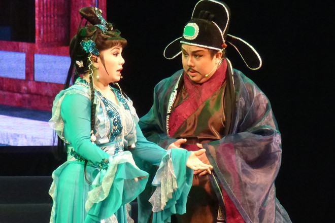 Các nghệ sĩ vừa làm ông bà bầu vừa tham gia diễn xuất: Gia Bảo  trong vở Dương Quý Phi /// Ảnh: Hoàng Kim