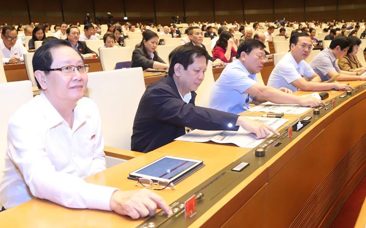 Đại biểu bấm nút biểu quyết&nbsp;thông qua luật tại Quốc hội. Ảnh:&nbsp;Ngọc Thắng