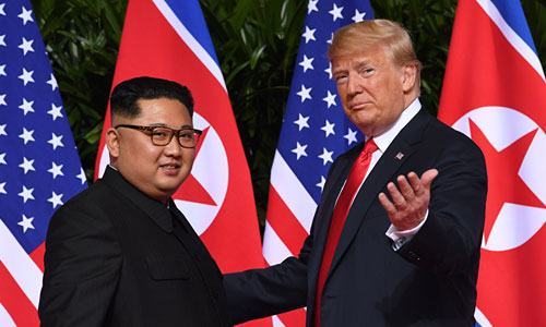 Tổng thống Mỹ Donald Trump (phải) và lãnh đạo Triều Tiên Kim Jong-un trong cuộc gặp thượng đỉnh ở Singapore hôm 12/6. Ảnh: AFP.