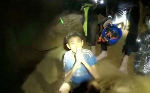 Một thành viên trong đội bóng Lợn Hoang trong hang Tham Luang trước khi được giải cứu. Ảnh: SEAL.