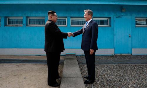Lãnh đạo Triều Tiên Kim Jong-un (trái) bắt tay Tổng thống Hàn Quốc Moon Jae-in tại Đường Ranh giới Quân sự giữa hai nước hôm 27/4. Ảnh: AFP.