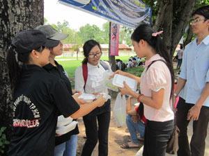 Những suất cơm ấm lòng sĩ tử