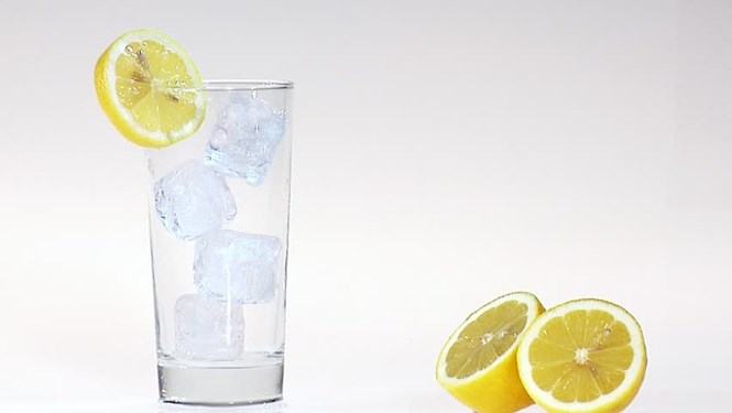 Sau khi ói nên ngậm 1-2 viên đá nhỏ để làm dịu cổ họng /// Ảnh: Shutterstock