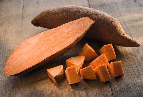 Cũng như cà rốt, khoai lang có rất nhiều chất chống ôxy hóa beta-carotene, giúp chống hình thành gốc tự do. Ngoài ra, khoai lang cũng rất giàuvitamin A giúp làm chậm quá trình lão hóa và có thể giúp giảm nguy cơ mắc các bệnh ung thư.