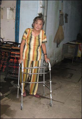 Những trí thức “lớn” bạo hành… mẹ già