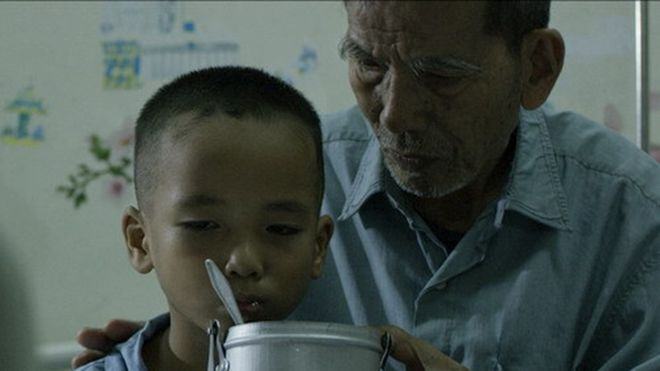 NSND Trần Hạnh trong phim Cha cõng con /// Ảnh: TL