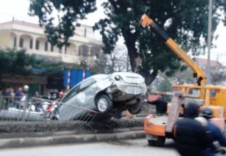 Ninh Bình: Xế hộp mất lái “trèo” lên dải phân cách