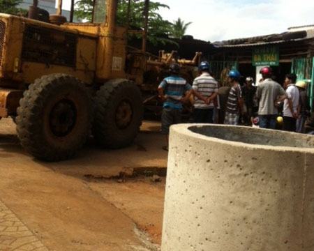 Nổ bánh xe đang bơm, chủ tiệm nguy kịch