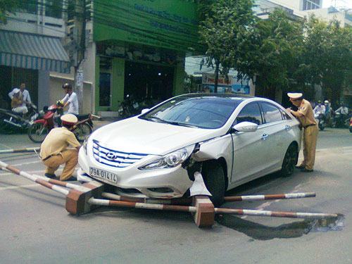 Nổ lốp, xế hộp bị dải phân cách đâm xuyên