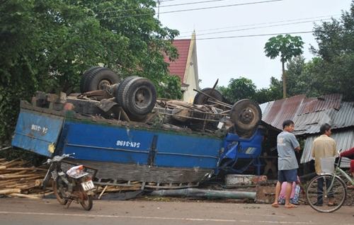 Nổ lốp, xe tải chở gỗ lật ngửa