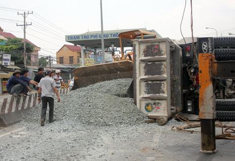 Nỗ lực tránh gây tai nạn, xe tải lật chắn ngang đường