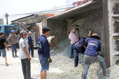 Số đ&aacute; dăm đổ tr&agrave;n xuống đường được thu dọn