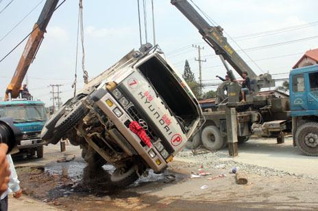 Xe cẩu giải tỏa hiện trường