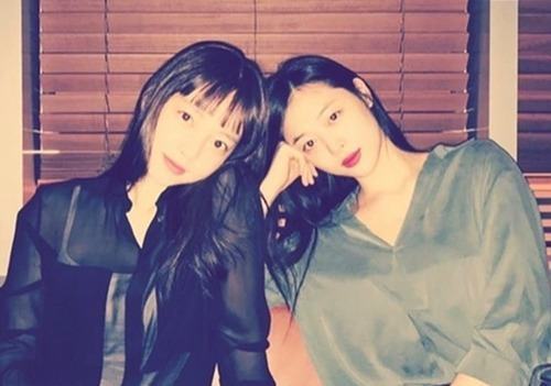 Ca sĩ Goo Hara (nhóm Kara) chia sẻ loạt ảnh cùng ngủ, ôm ấp và đi chơi cùng Sulli