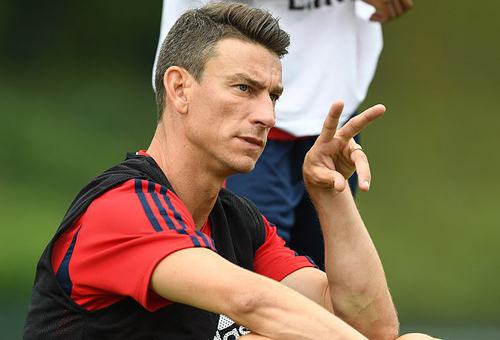 Nổi loạn ở Arsenal, Koscielny khăn gói trở lại Pháp