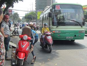 Nỗi niềm tài xế xe buýt: Kỳ 2: Khổ vì những bất cập