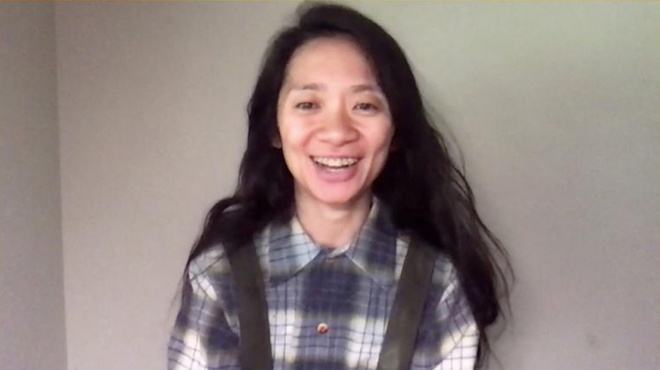Nữ đạo diễn Chloé Zhao phát biểu trực tuyến khi đoạt giải BAFTA /// ẢNH: REUTERS